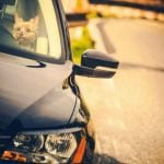 Un chien enfermé dans une voiture au soleil