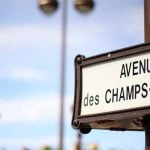 Néno promené sur les Champs Elysées
