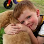 Un chien et un enfant