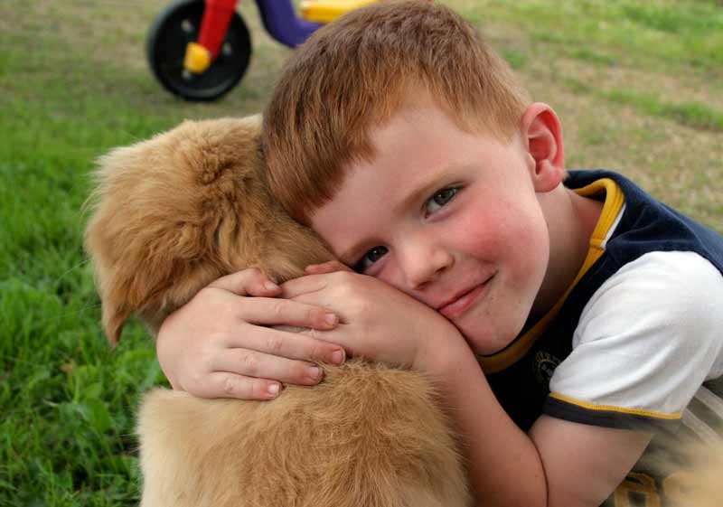 Un chien et un enfant