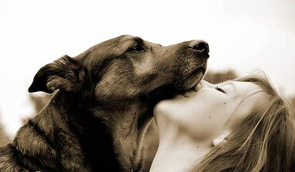 Propriétaire de chien heureux